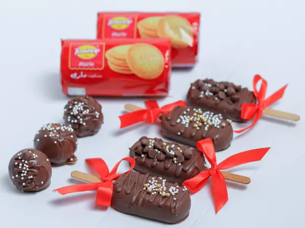 كيك بوبس (Cake Pops) و بسكويت مغطى بالشوكولاتة على شكل آيس كريم