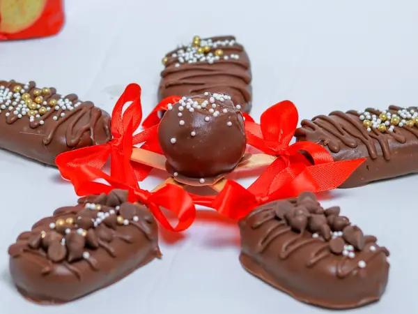 كيك بوبس (Cake Pops) و بسكويت مغطى بالشوكولاتة على شكل آيس كريم